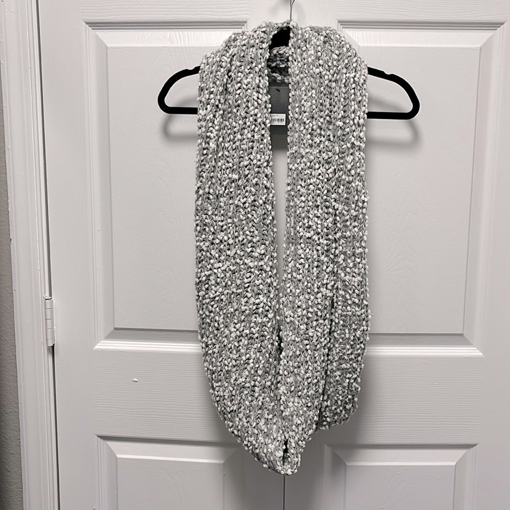🤍 NWT Forever 21 Circle Scarf Chunky Knit Capsule Neutral Gray Cream 🤍